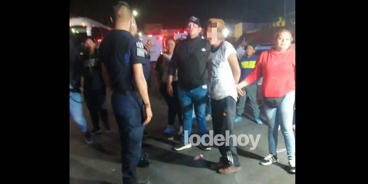 Rescatan a mujer en situación de calle retenida por turba en Texmelucan; la acusaban de robar un menor