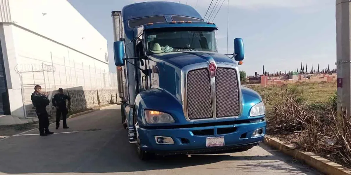 Criminales lograron huir, pero abandonaron tráiler robado en Cuautlancingo