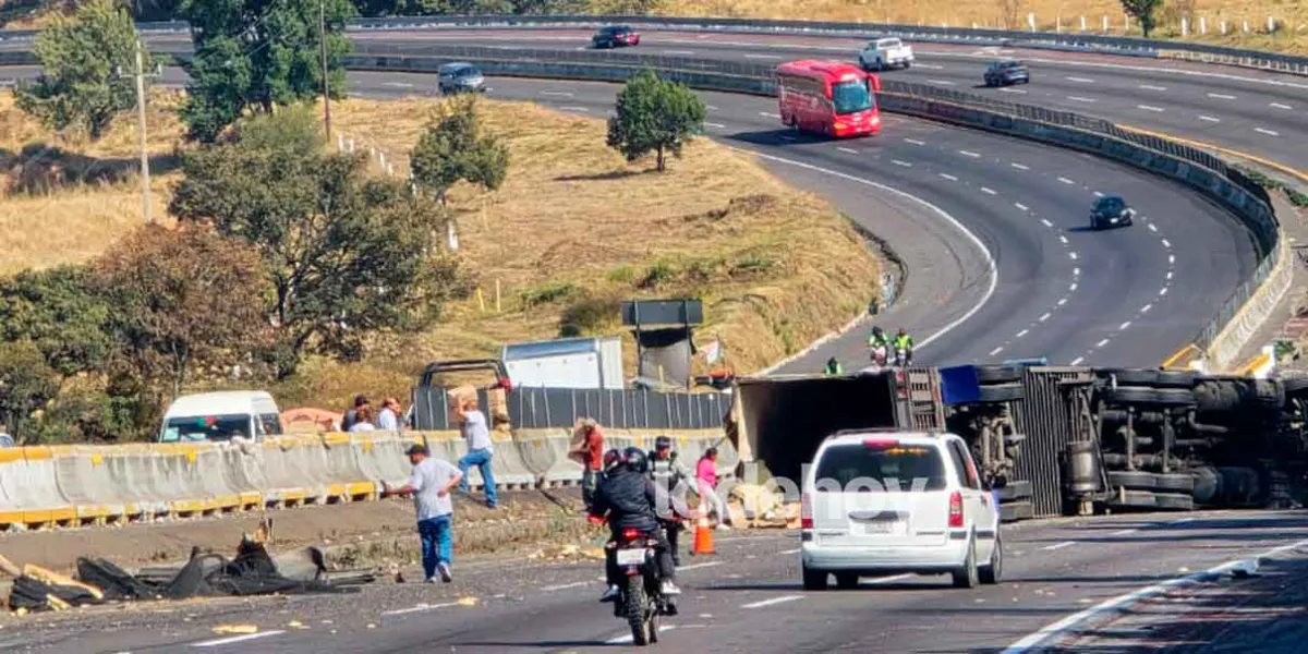 Volcadura de tráiler en la México-Puebla deja varios heridos y caos vial en Texmelucan