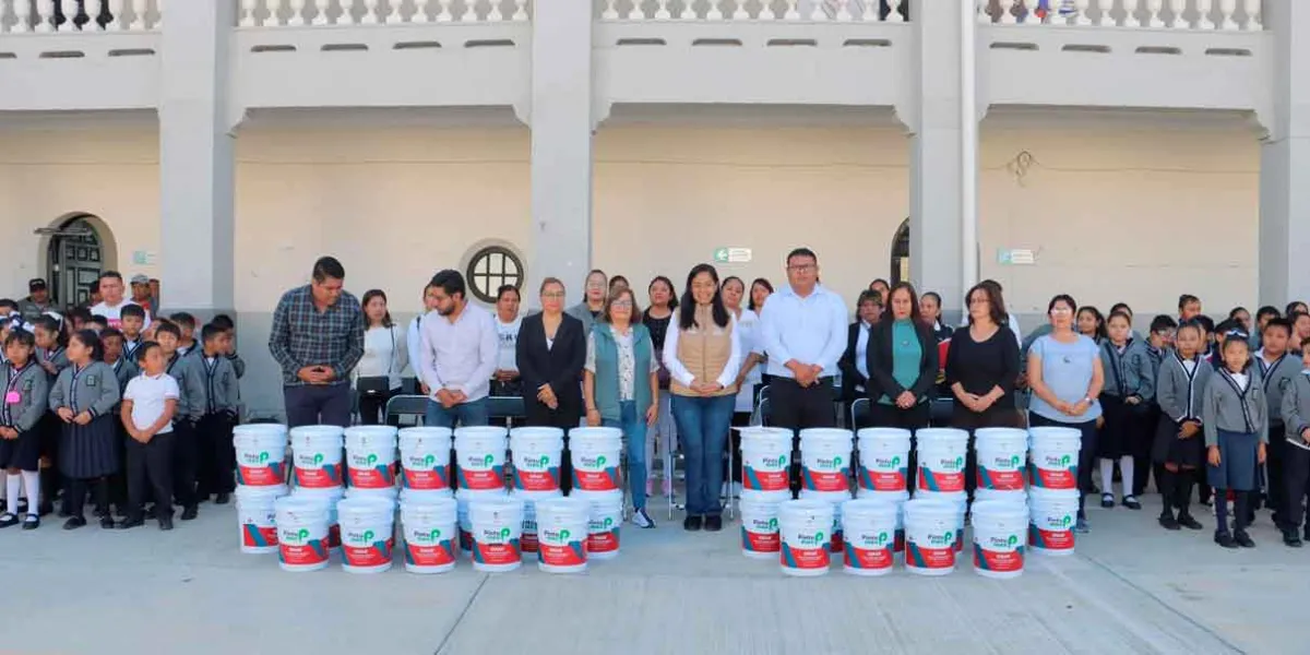 Ariadna Ayala entregó material para rehabilitar escuela de Metepec