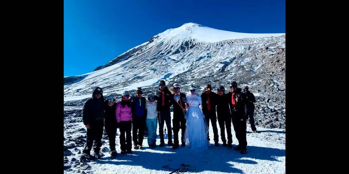 Amor en la cima: Pareja se casa en el Citlaltépetl a 5200 metros de altura