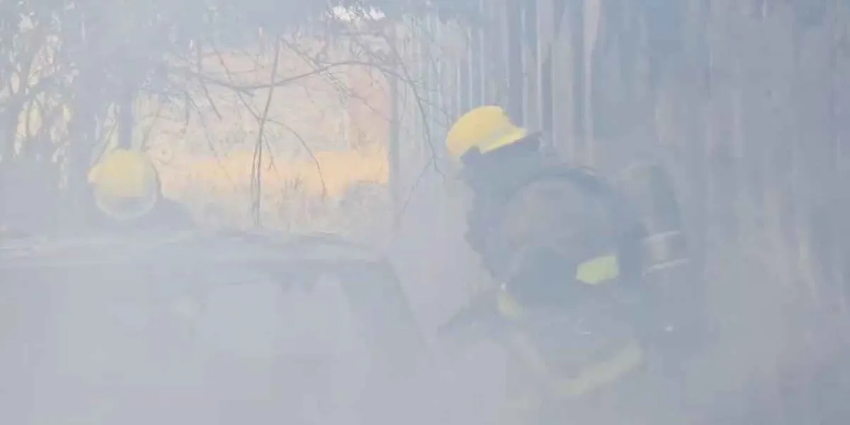 Bomberos y comunidad contienen incendio en casa hogar Ipoderac