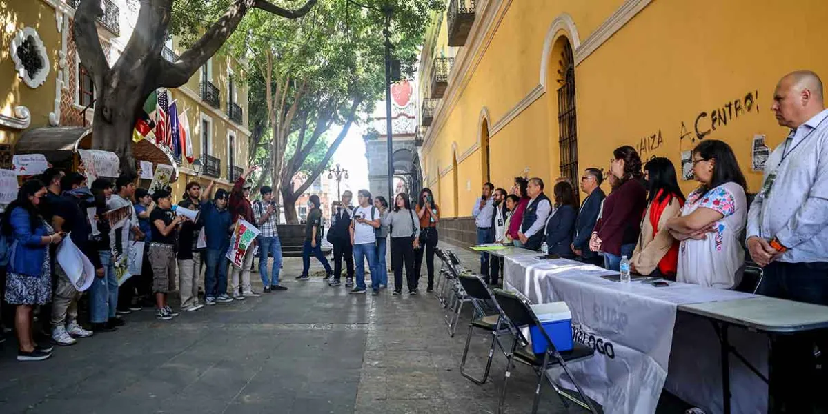 Universitarios entregan más facultades de la BUAP y anuncian regreso a clases