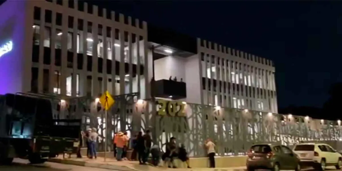 Pobladores exigen justicia para ediles de MC; continúa tomado el Congreso de Puebla