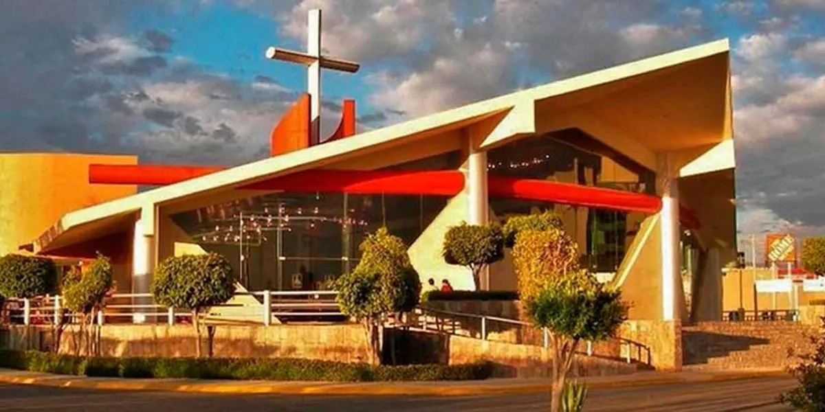 Motorateros hacen de las suyas y asaltan a diputado en iglesia de la Vía Atlixcáyotl 