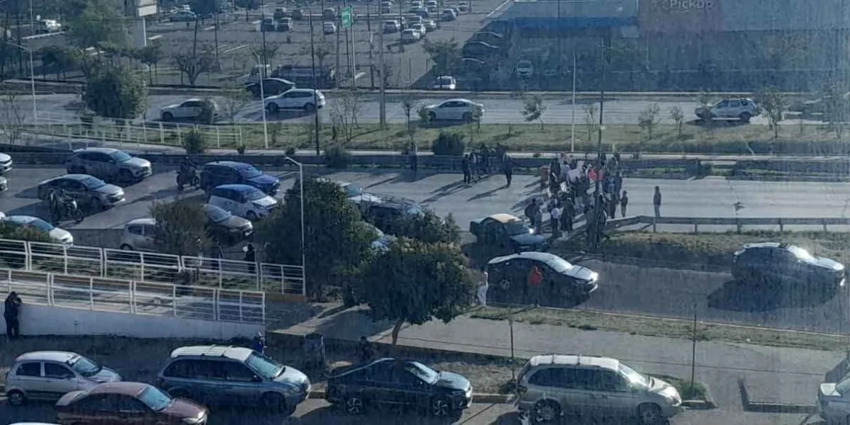 Trabajadores del Hospital General de Cholula CIERRAN PERIFÉRICO y exigen destitución de directora