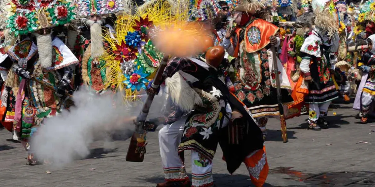 Retumbaron los mosquetones en el tradicional Carnaval de Huejotzingo 