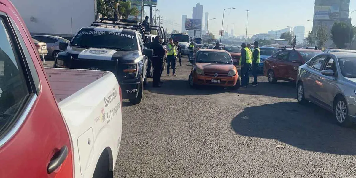 Operativo mandó al corralón a los taxis pirata de la vía Atlixcáyotl