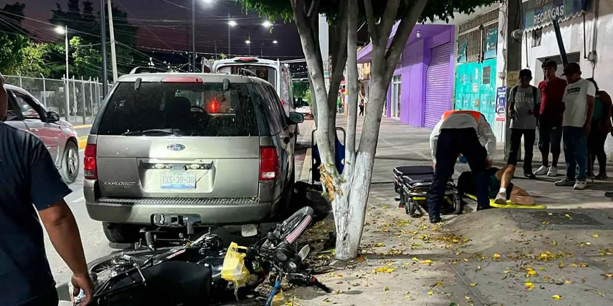 Tras evitar choque, motociclista se estampa en árbol y se fractura el pie en Izúcar