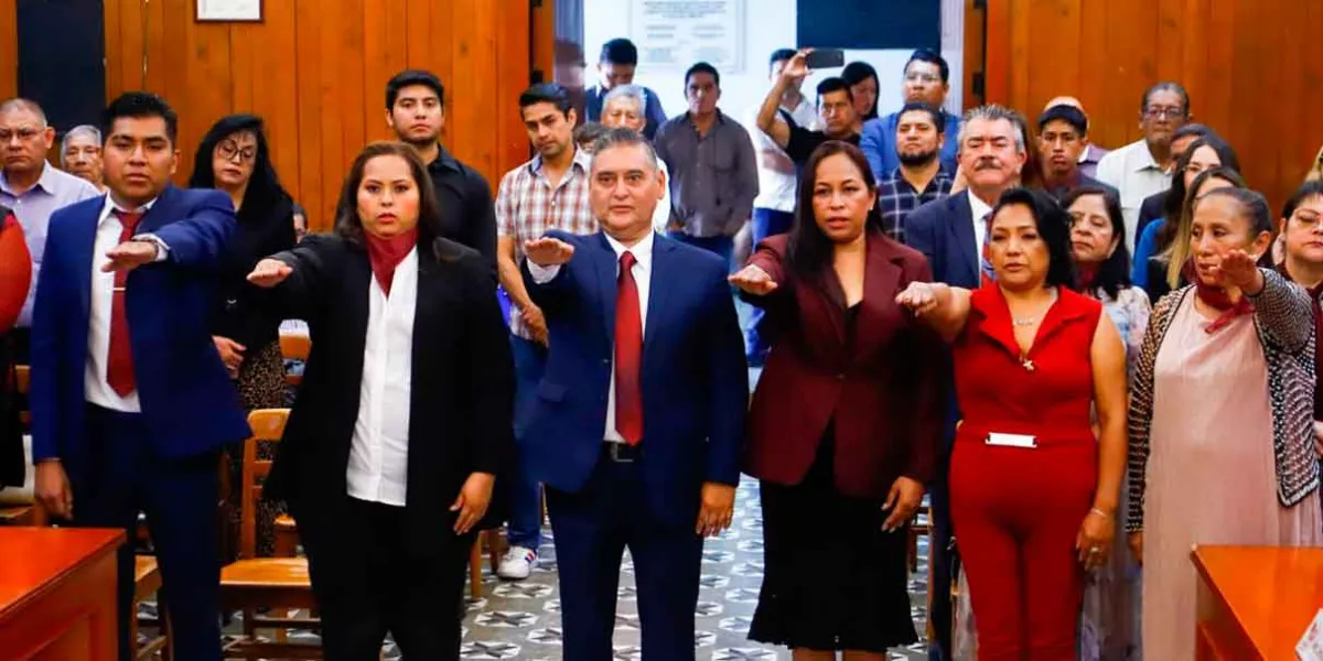 Tonantzin Fernández toma protesta al nuevo edil auxiliar de Santiago Momoxpan