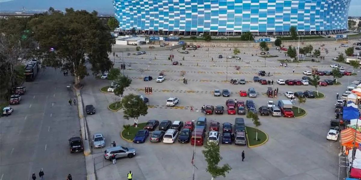 Hasta los vecinos hacen noegocio con el estacionamiento del estadio Cuauhtémoc
