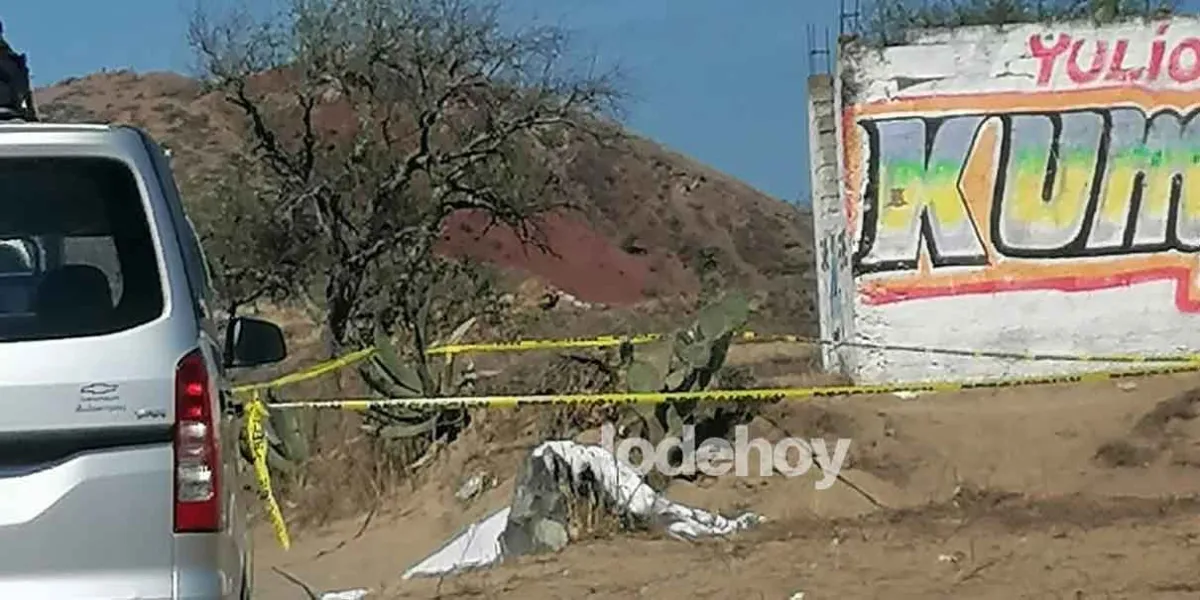 Abandonan cuerpo encobijado cerca del panteón en Chalchicomula de Sesma