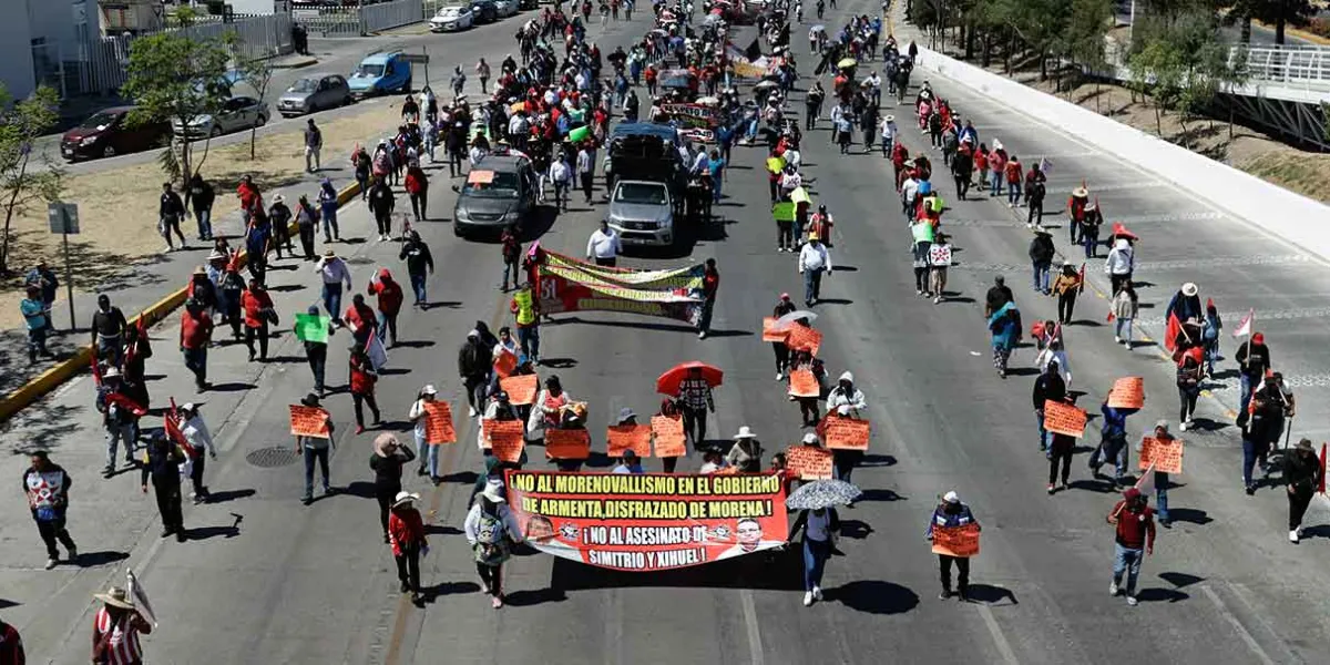 Ambulantes protestan en Puebla por control de estacionamientos y permisos de transporte