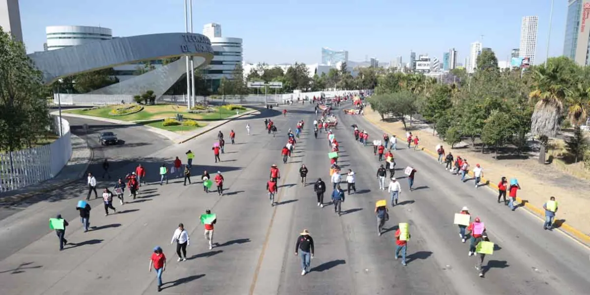 Caos vial en Puebla: Marcha de la 28 de Octubre paraliza Atlixcáyotl y más zonas