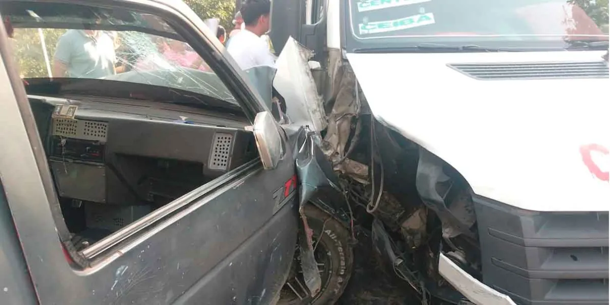 Cuatro lesionados al estrellarse camioneta contra Ruta TUX en la Sierra Norte 