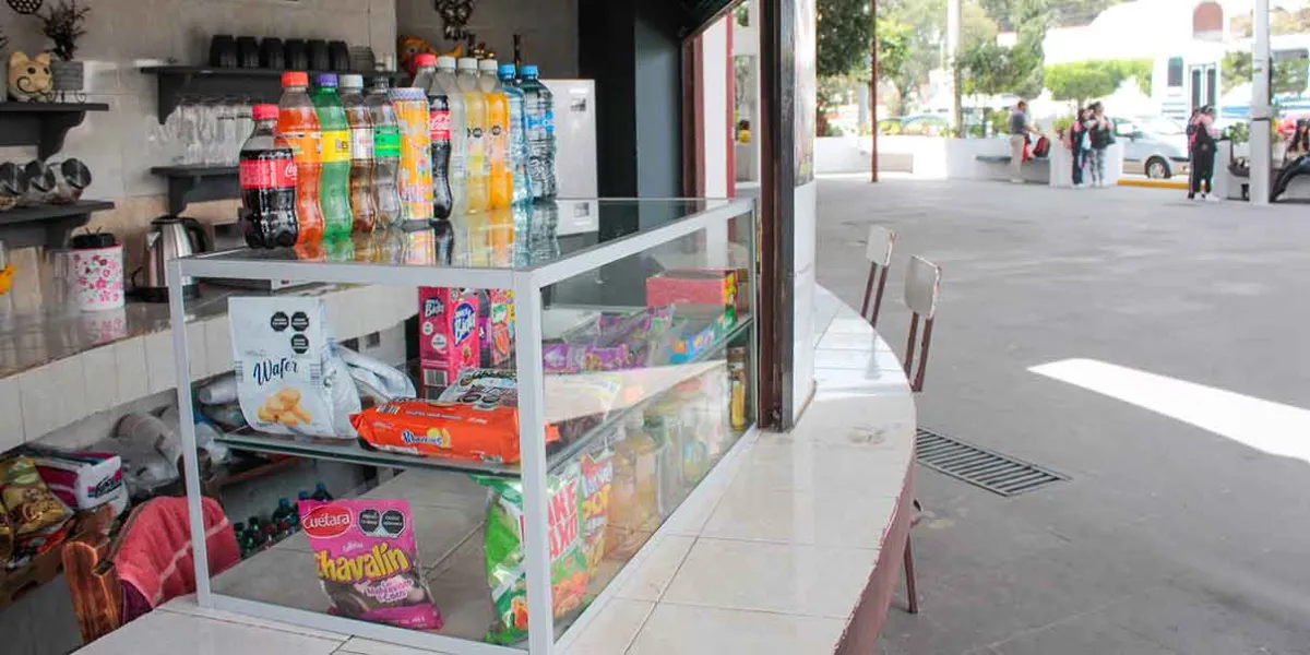 Detectan venta de comida chatarra en escuelas de Puebla pese a prohibición federal