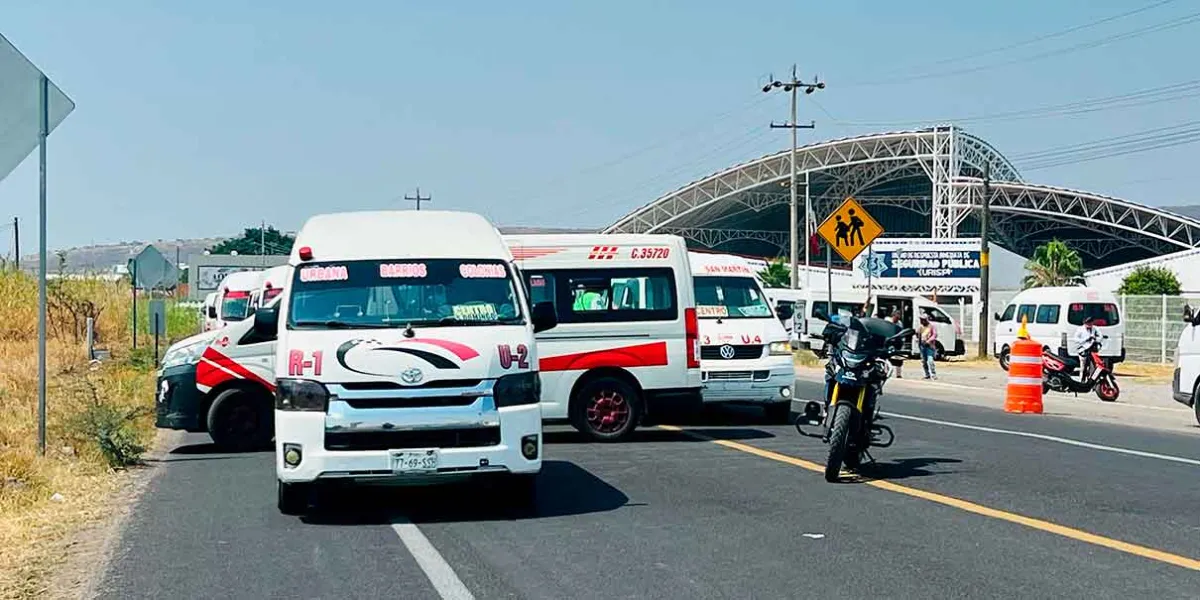 Bloqueo parcial en la Izúcar-Atlixco por conflicto de transporte
