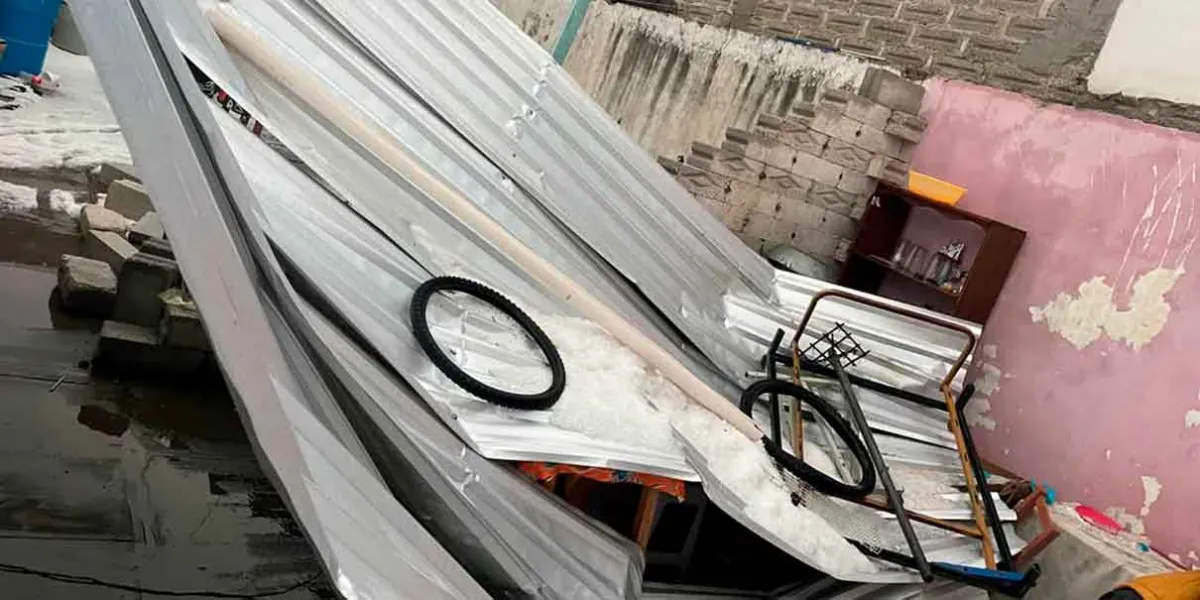 Fuerte lluvia con granizo afecta viviendas en Tlachichuca
