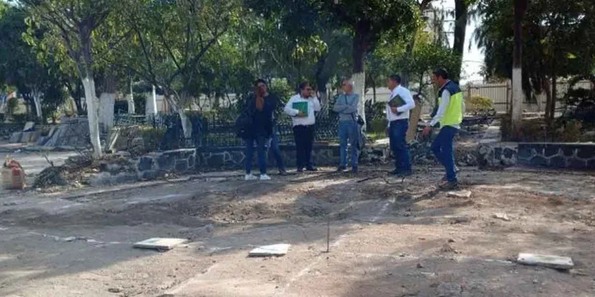 Hallan osamenta prehispánica en remodelación de zócalo de Izúcar