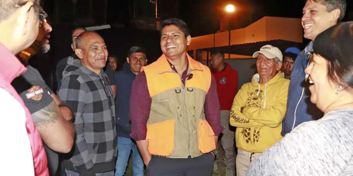 Omar Muñoz realiza caminata nocturna en Cuatro Caminos 