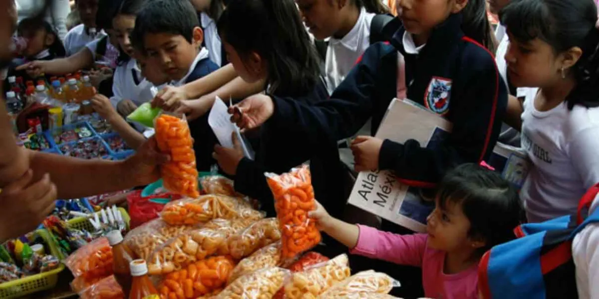Retirarán a todo vendedor de comida chatarra afuera de escuelas en la capital