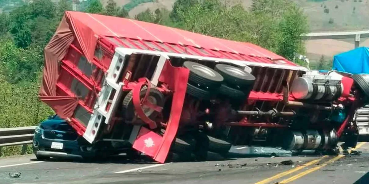 Tráiler se estrelló contra auto y volcó sobre camioneta, hubo dos muertos y cuatro heridos 