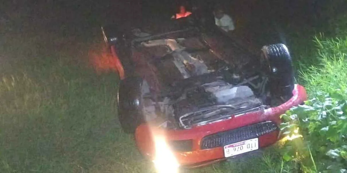 Accidente en Xicotepec: Conductor pierde el control y vuelca su vehículo