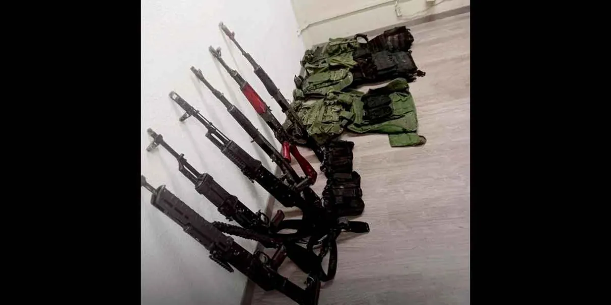 Aseguran vehículo con armas y equipo táctico en Texmelucan tras denuncia ciudadana