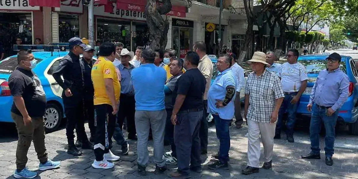 Bloqueo en Tehuacán: transportistas protestan contra competencia de aplicaciones móviles