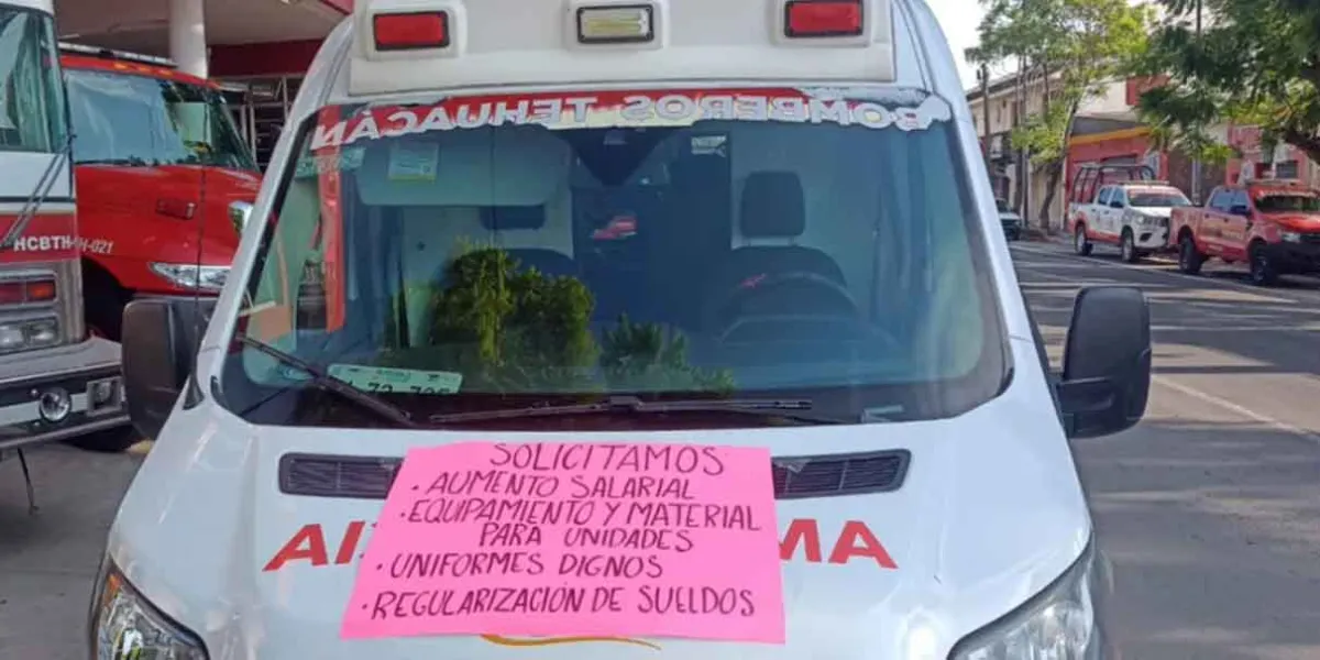 Bomberos de Tehuacán exigen mejores condiciones laborales en protesta pacífica