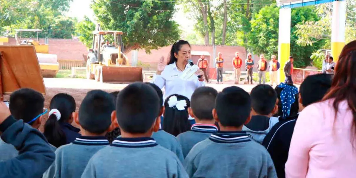 Rehabilitan cancha deportiva en la primaria “Braulio Rodríguez” en Atlixco