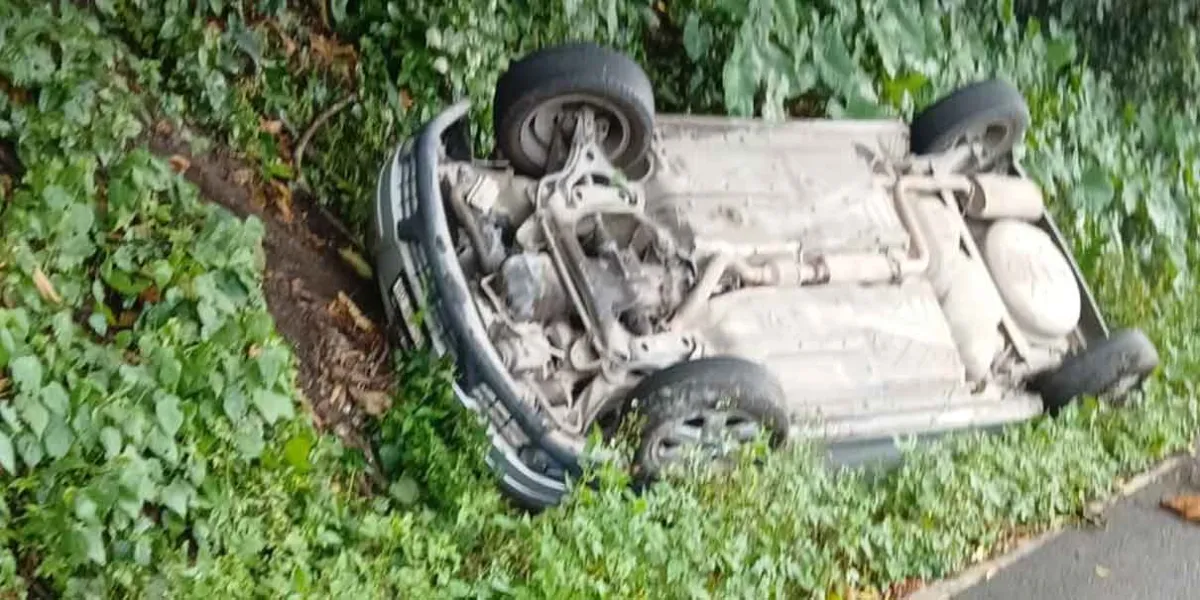 Choque y volcadura de auto en la Sierra Norte; murió una mujer