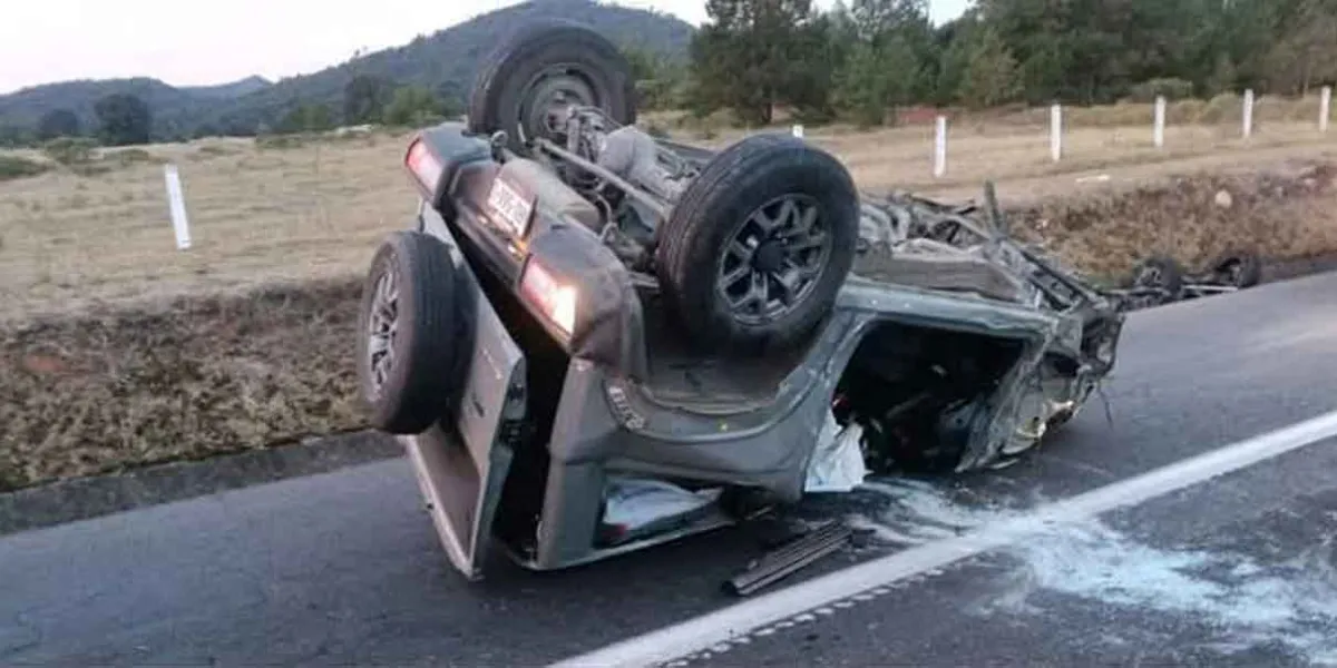 Choque y volcadura en la Sierra Norte; mujer resultó herida