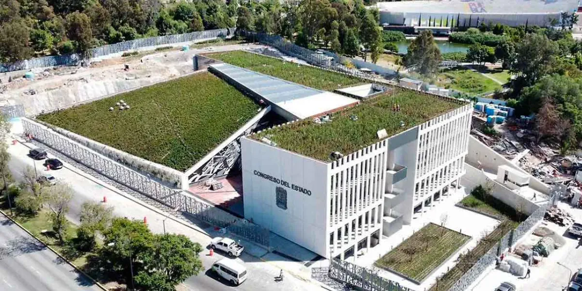 Por falta de mantenimiento llueve adentro del nuevo Congreso de Puebla
