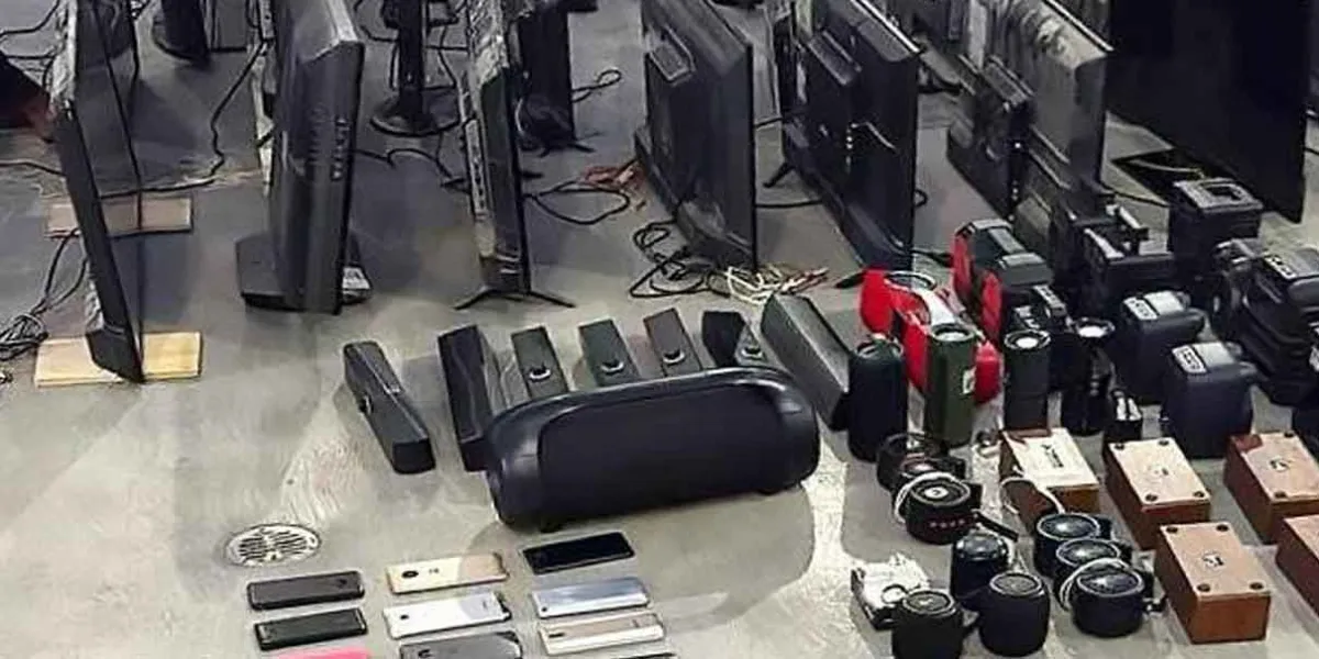 Decomisan, pantallas, celulares y bocinas durante operativo en el penal de San Pedro Cholula 