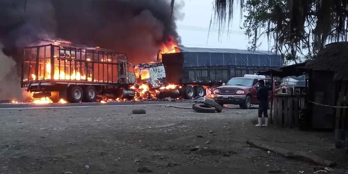 Explosión tras choque entre torton y tráiler cobra una vida en la Pachuca-Tuxpan