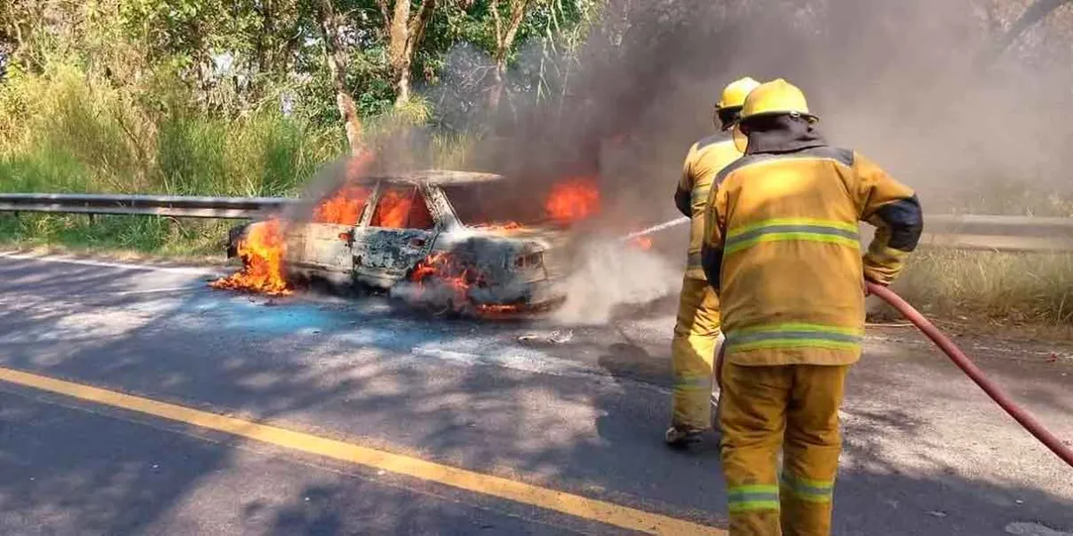 Fuego calcinó auto en la Sierra Norte 