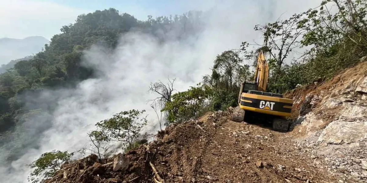 Incendio en el basurero de Xicotepec sigue fuera de control