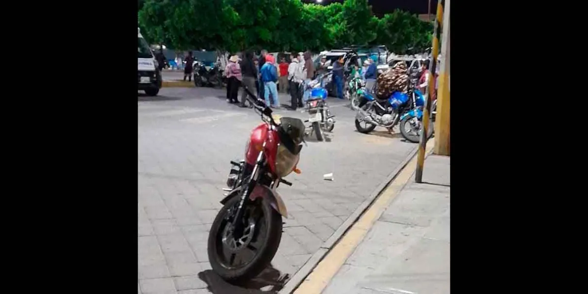 Tensión en Teotlalcingo, vecinos aseguran a mujeres por robo de duraznos