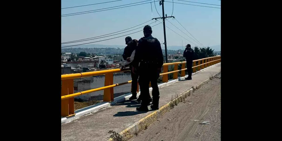 Rescatan a mujer que intentaba saltar de un puente en Texmelucan