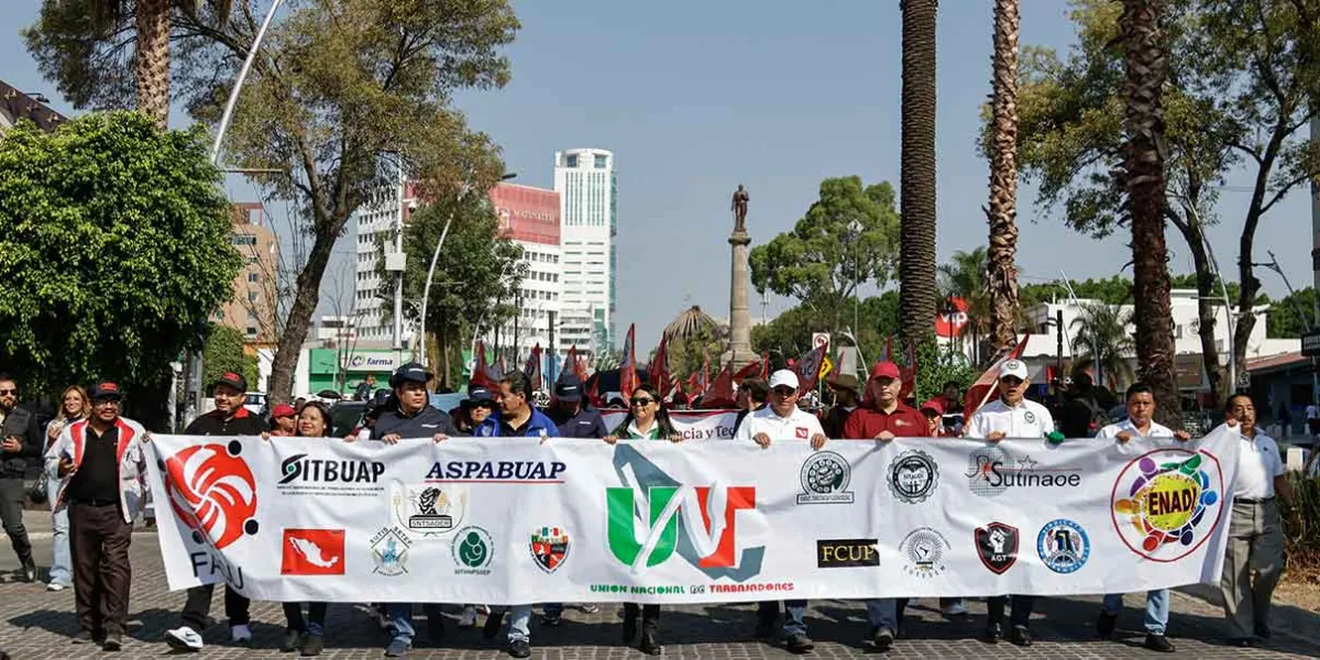 Puebla: Miles de sindicalistas protestan por salarios justos y autonomía
