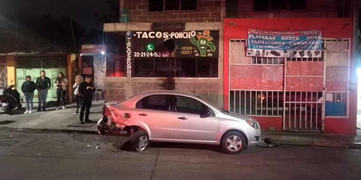 Hombre impacta su auto en Oxxo en Cuautlancingo