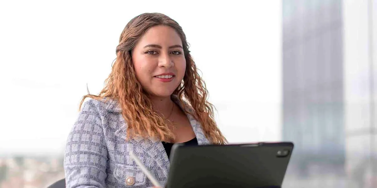 Egresada de la BUAP gana premio iberoamericano por proyecto de inclusión financiera en Puebla