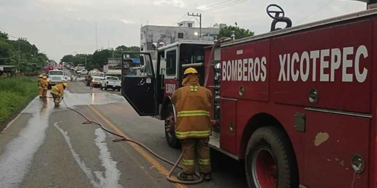 Fuga de gasolina en Venustiano Carranza obliga al cierre de la carretera Pachuca–Tuxpan