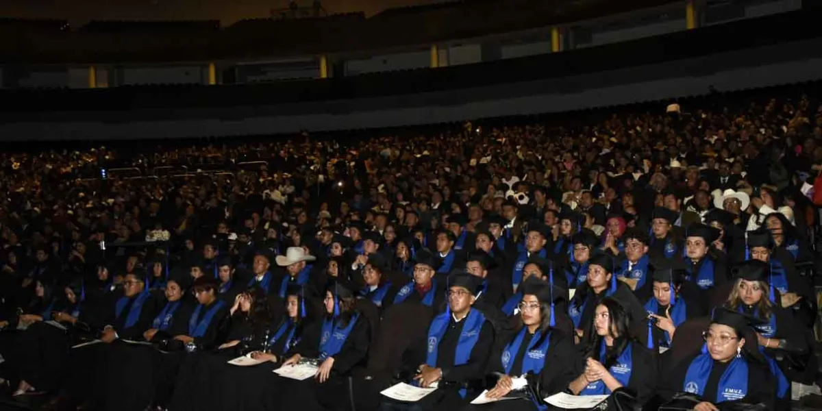 Lilia Cedillo encabeza graduación de Prepa Simón Bolívar y Medicina Veterinaria en BUAP