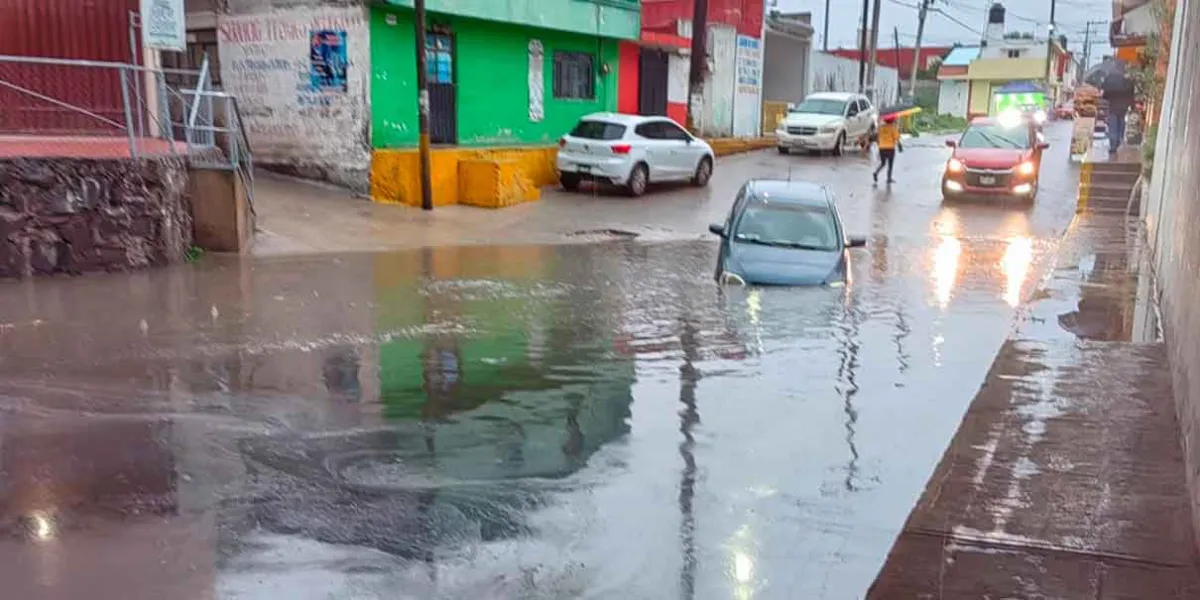 Lluvias provocan severos encharcamientos y vehículos varados en Texmelucan