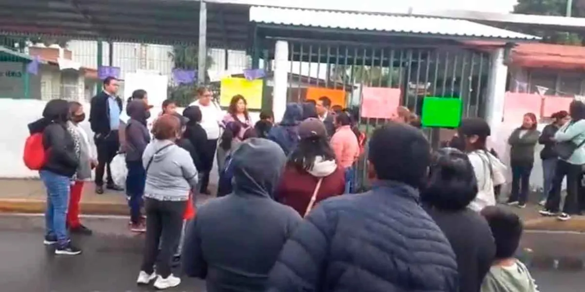 Padres toman escuela en San Pedro Mexicaltzingo por suspensión de docente