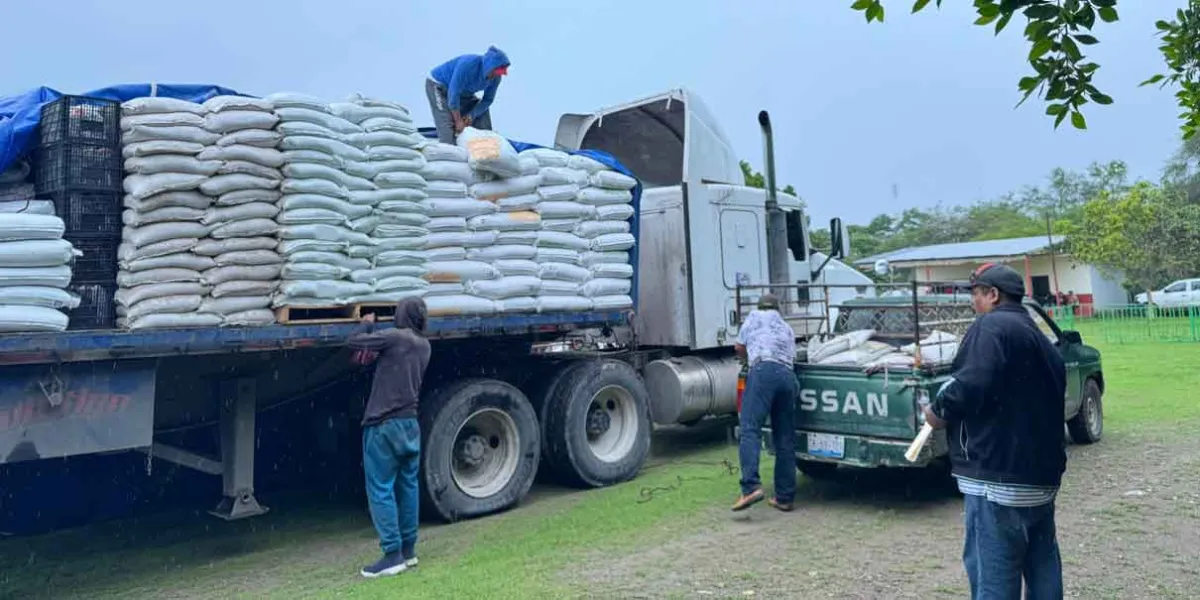 La Mixteca poblana recibió insumos para el campo