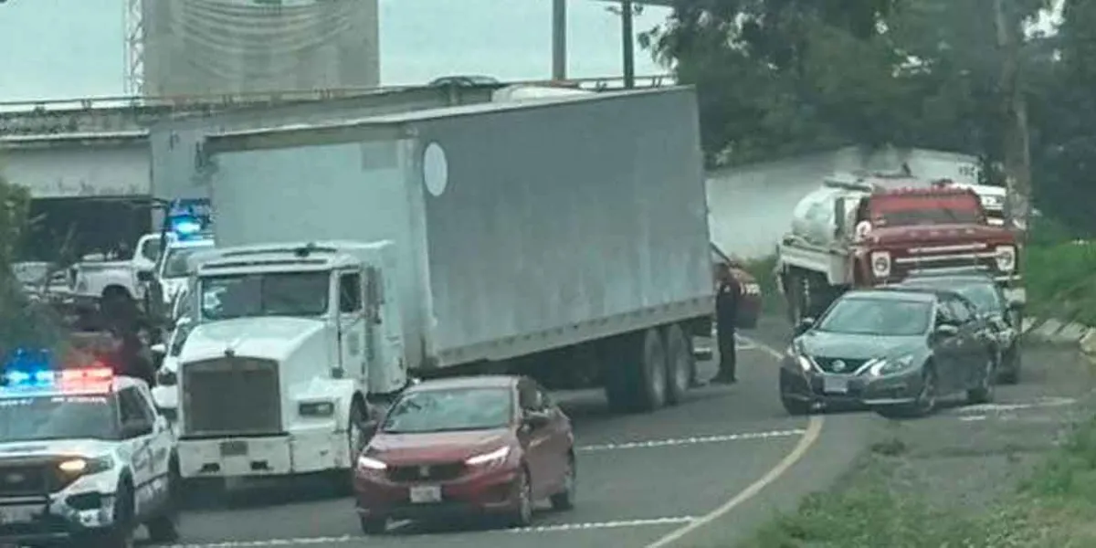 Recuperan tráiler robado en la México-Puebla; delincuentes huyeron