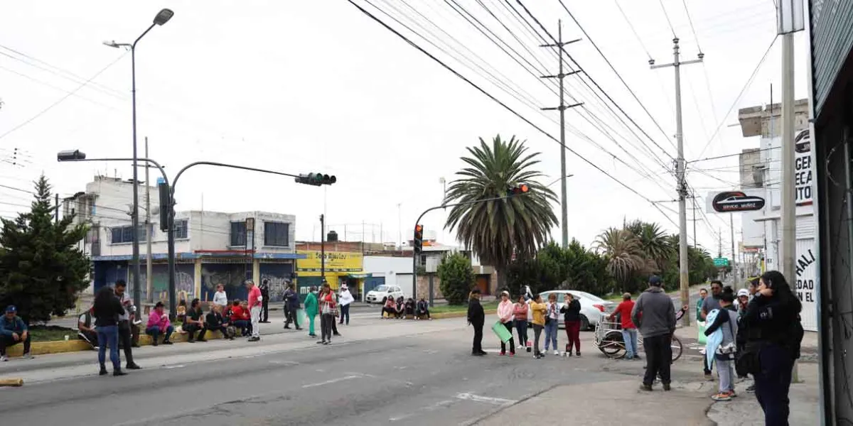 Vecinos de López Mateos bloquean vialidad para exigir bacheo inmediato